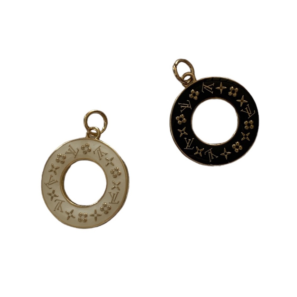 0416 Louis Vuitton Charm or Pendant (1 pendant)